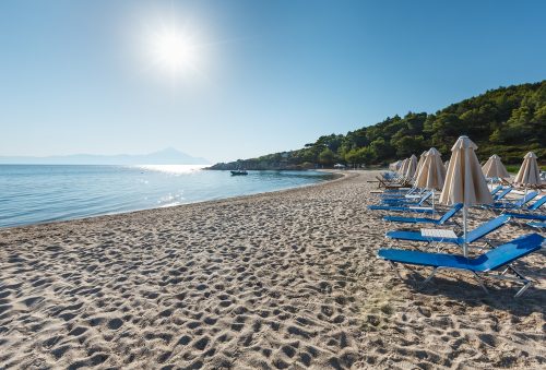 Summer,Morning,Sandy,Platanitsi,Beach,With,Sunbeds,And,Sunshades,(chalkidiki,